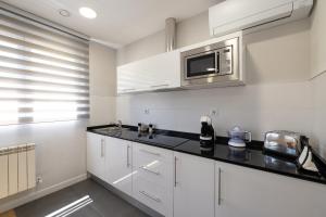 A kitchen or kitchenette at ALQUILAZ Apartamentos Turísticos