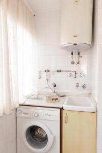 a laundry room with a washing machine and a sink at Manolete in Córdoba