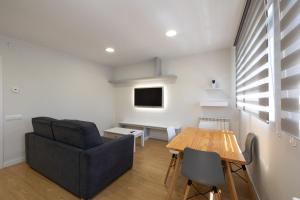 A television and/or entertainment centre at ALQUILAZ Apartamentos Turísticos