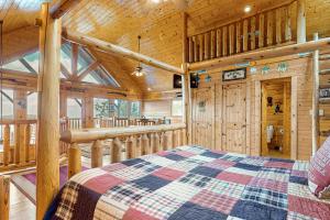 een slaapkamer met een bed in een houten hut bij A Walk in the Clouds in Pigeon Forge