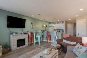 Φωτογραφία από το άλμπουμ του Beachside 109 with Direct Beach Access Pool and Hot Tub σε Traverse City +22 φωτογραφίες