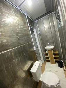 uma casa de banho com um WC e um lavatório em Pousada Park Container em Penha