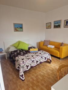a living room with a bed and a couch at Casa Carmen in Castillo del Romeral
