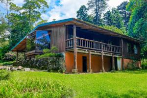 ein Haus mitten auf einem grünen Feld in der Unterkunft Hacienda Milinda in Birrí