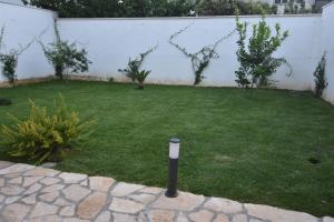 einen Garten mit einem Solarium im Gras in der Unterkunft Casa Romeo in Lecce