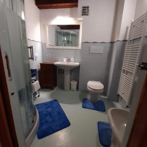 a small bathroom with a sink and a toilet at Loft trabucco panoramico 4 camere 7posti letto vista lago e centro storico in Salò
