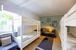 Habitación con 2 literas y sofá en Peaceful City Apartment, en Hamburgo