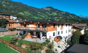 una vista aérea de una casa con montañas en el fondo en AlpenLuxus' RUHESTUBE with balcony & car park en Fügen