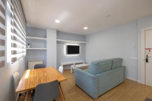 A television and/or entertainment centre at ALQUILAZ Apartamentos Turísticos