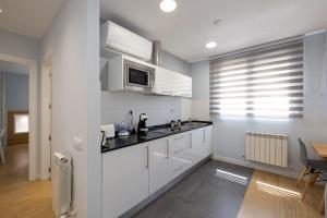 A kitchen or kitchenette at ALQUILAZ Apartamentos Turísticos