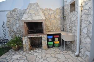 chimenea de piedra con fregadero y fregadero en Casa Romeo, en Lecce