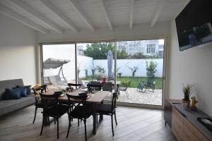 comedor con mesa y sillas en la sala de estar en Casa Romeo, en Lecce