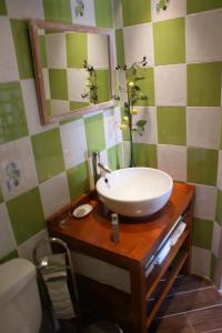 La salle de bains est pourvue d'un lavabo et d'un miroir. dans l'établissement Maison d'Hotes du Vert Vallon, à Theizé