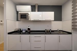 A kitchen or kitchenette at ALQUILAZ Apartamentos Turísticos