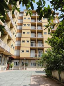 ミラノにあるレジデンス ジュスティ 6のバルコニー付きの大きな建物