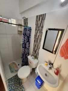 un baño con inodoro y lavabo en Rancho Ayala, en Santa Marta