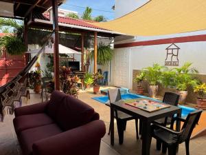un patio con sofá, mesa y sillas en Rancho Ayala, en Santa Marta