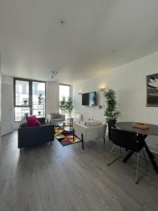 uma sala de estar com um sofá e uma mesa em Chertsey - Beautiful Modern 2 Bedroom Apartment em Chertsey