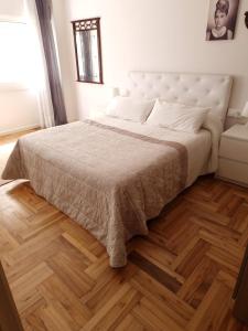 um quarto com uma cama grande e piso em madeira em Casa Porto, con Garaje em Vigo