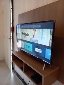 TV de pantalla plana en la parte superior de un soporte de TV en TEKOHA, Alquiler Temporario en Posadas! en Posadas