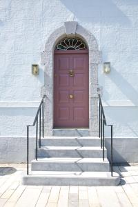 una puerta roja con escaleras delante de un edificio en No 1 St George’s Terrace., en Carrick on Shannon