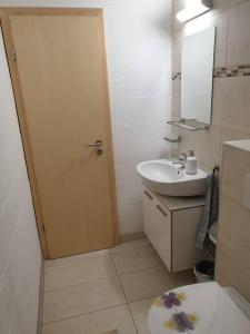 La salle de bains est pourvue d'un lavabo, de toilettes et d'une porte. dans l'établissement Studio agréable avec accès indépendant., à Yverdon-les-Bains