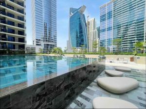 Bazén v ubytování New 1BR close to Burj Khalifa nebo v jeho okolí