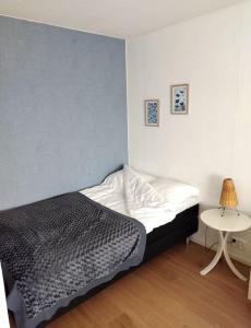 1 dormitorio con 1 cama y mesa auxiliar en RT asunto, sauna, terassi ja autokatos, en Jalasjärvi