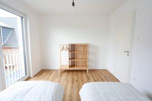 een witte slaapkamer met 2 bedden en een raam bij Ganzes Apartment -New York- in Erftstadt - 3 Zimmer & 91qm - nahe Köln, Messe, Phantasialand & Bonn - Familienurlaub oder Business Trip in Erftstadt