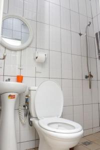 een badkamer met een wit toilet en een spiegel bij Le relax in Bonamoussadi