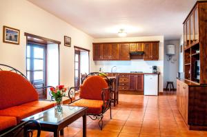 Una cocina o zona de cocina en HolidaynorthTenerife Caserío Rural Los Charcos
