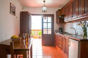 Una cocina o zona de cocina en HolidaynorthTenerife Caserío Rural Los Charcos