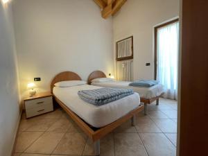 Casa Adamello Giustino tesisinde bir odada yatak veya yataklar