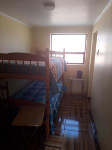 1 dormitorio con litera y ventana en sleep easy, en Coquimbo