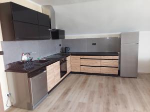 Kuchyň nebo kuchyňský kout v ubytování Apartmán 2023