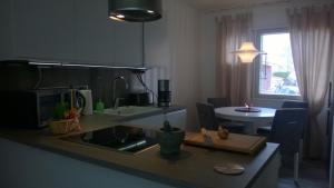 cocina con encimera, mesa y comedor en Eric Apartment, en Vampula 6 fotos más