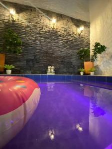 una piscina con agua púrpura en una habitación en Casatoca House Zapatoca Lengerke, en Zapatoca