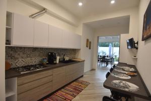 A kitchen or kitchenette at Casa Romeo