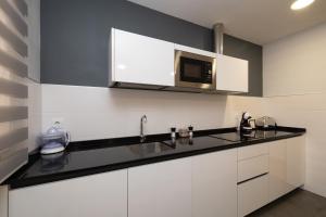 A kitchen or kitchenette at ALQUILAZ Apartamentos Turísticos
