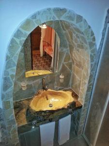 アレーツィオにあるAntica Dimoraのバスルーム(鏡付きの石の洗面台付)