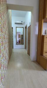 an empty room with a hallway with a wall at Apartman 77 in Požarevac