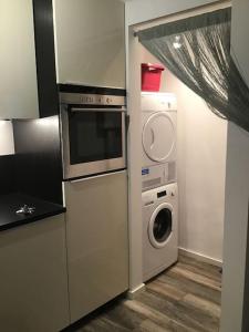 a kitchen with a washing machine and a washer at Moderne private Monteurs- und Ferienwohnung in Geesthacht