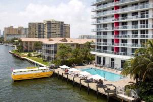 een gele boot op een rivier naast een gebouw bij Studio two queen beds Miami in Hallandale Beach