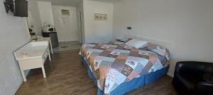 Postel nebo postele na pokoji v ubytování Granby River Inn & Suites