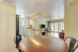 uma cozinha e sala de jantar com uma mesa de madeira e cadeiras em Welcoming Sarasota Vacation Rental with Pool! em Sarasota