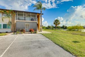 una casa con una palmera y un camino de entrada en Welcoming Sarasota Vacation Rental with Pool!, en Sarasota