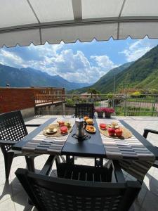 einen Tisch mit Essen auf der Terrasse in der Unterkunft Valsugana, Lagorai, Laghi, Arte Sella in Rundscheinberg