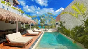 uma piscina com espreguiçadeiras e um resort em Hotel Sun Ha Bacalar em Bacalar