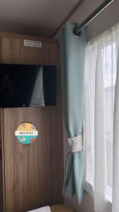 En TV eller et underholdningssystem på Field View - Martello Beach - Sylwia's Holiday Homes
