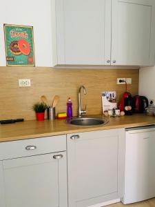 A kitchen or kitchenette at Studio Chalet 13, St John Park Bansko